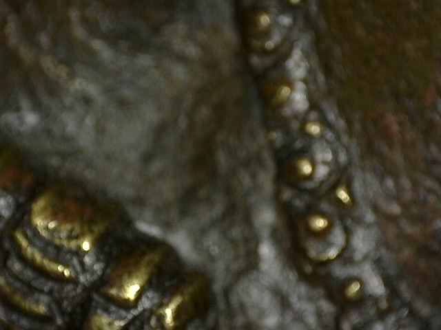 Mikroskopische Aufnahme der natürlichen Verwitterung der Bronzeoberfläche