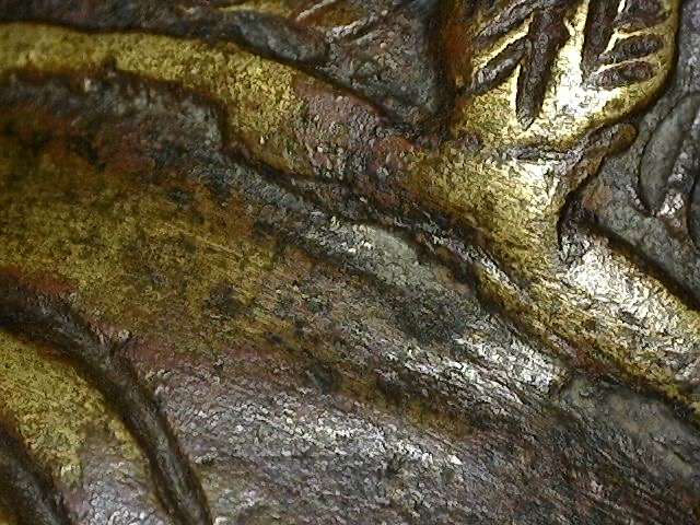 Mikroskopische Werkzeugspuren und manuelle Wachsmodellierung an einer Brahma-Statue