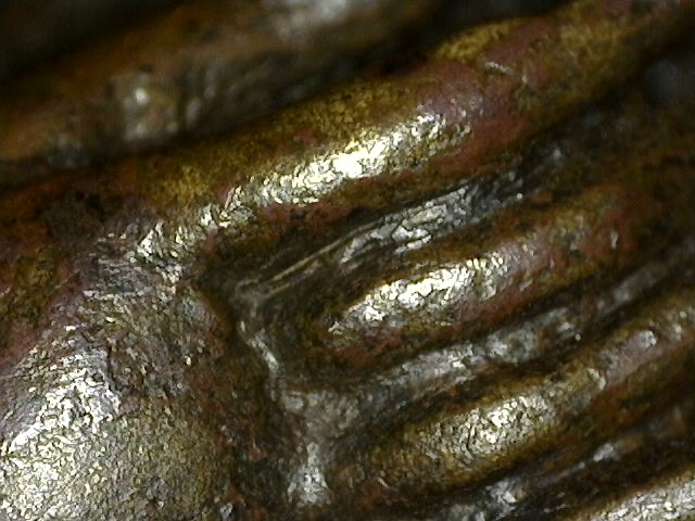 Mikroskopische Aufnahme von Mineralablagerungen auf feuervergoldeter Brahma-Bronze