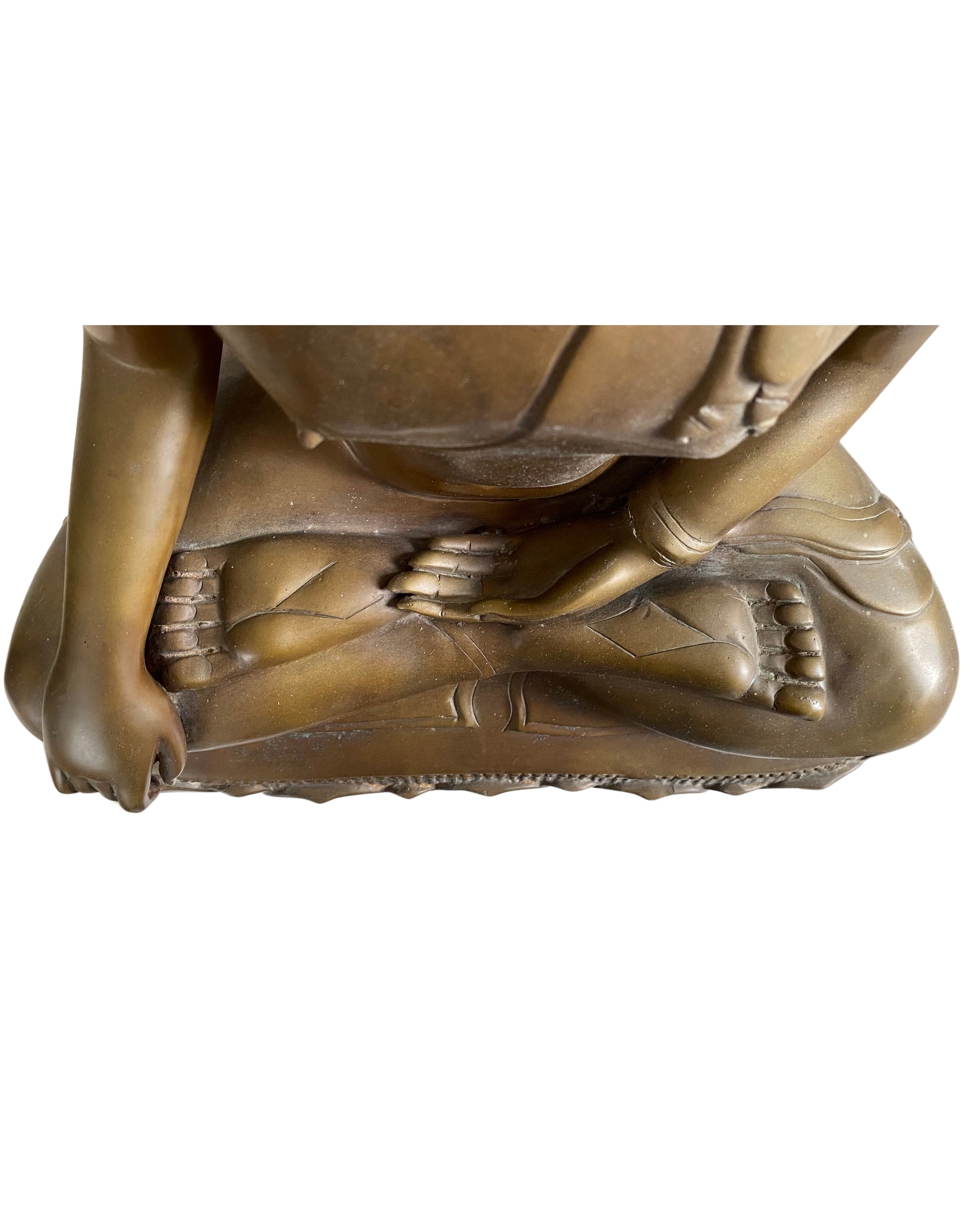 Detail des 38 cm breiten Lotus-Sockels einer sitzenden thailändischen Buddha-Statue.