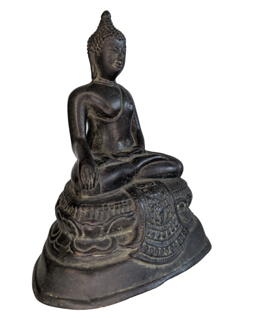 Detail der Bhumisparsha Mudra (Berührung der Erde) auf einer Bronzestatue.