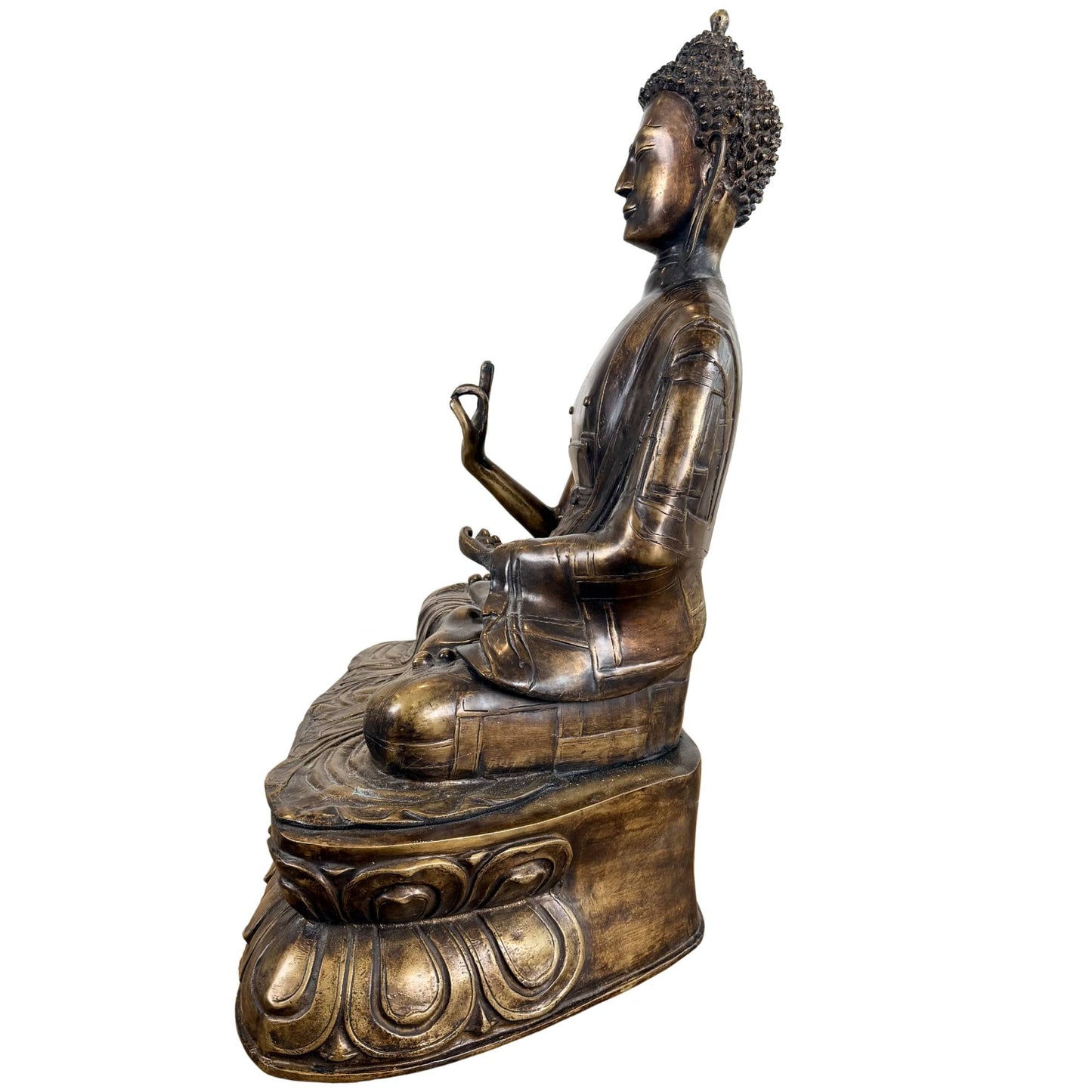 Detail einer Buddha-Statue aus Bronze mit gelassenem Gesichtsausdruck und anmutiger Mudra.