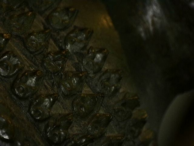 Mikroskopische Aufnahme der Mikrotextur und Patina auf thailändischer Bronzekunst