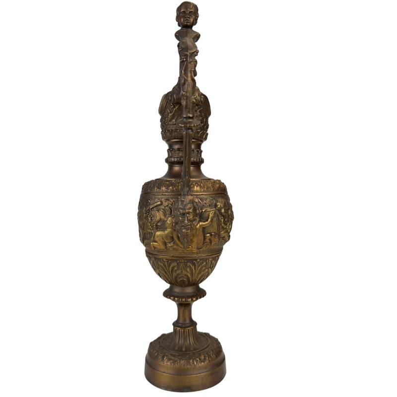 Bronzener Bacchuskrug mit Putten und figürlichem Relief