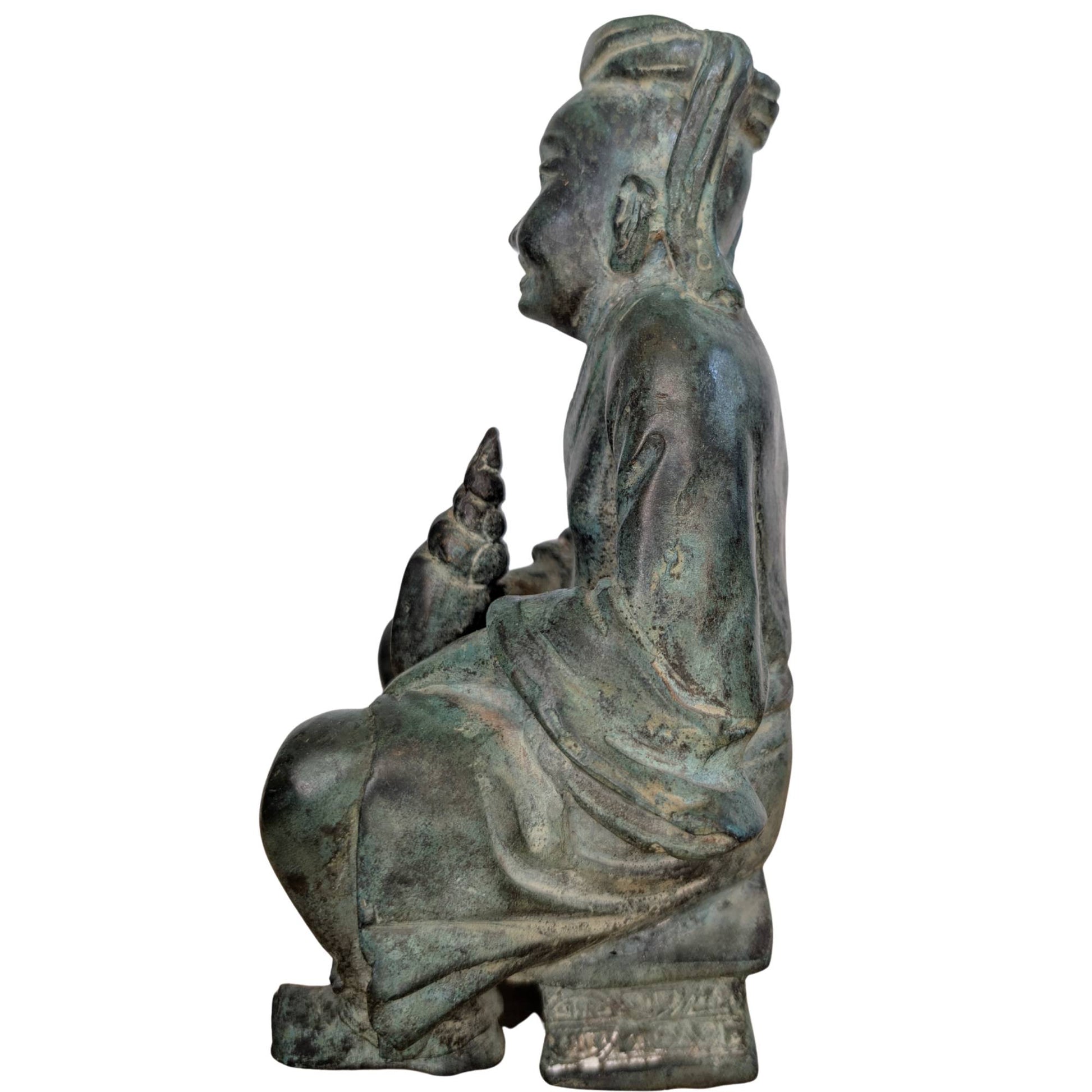 Antike Bronzestatue, die den Sieg über negative Energien symbolisiert.