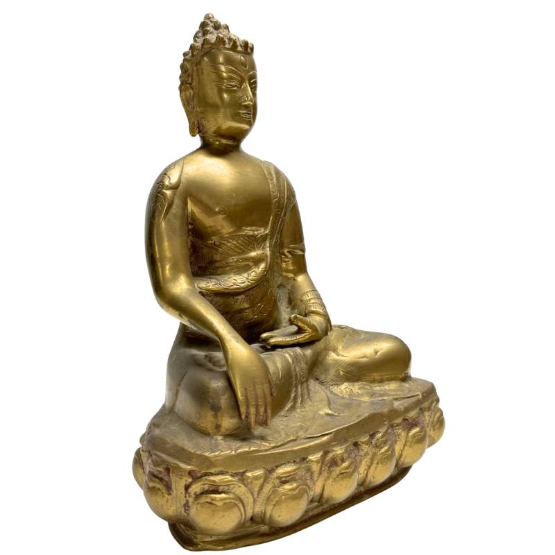 Schrägansicht der Buddha-Statue mit Fokus auf die Bhumisparsha-Mudra und die Tiefe des Bronzegusses.