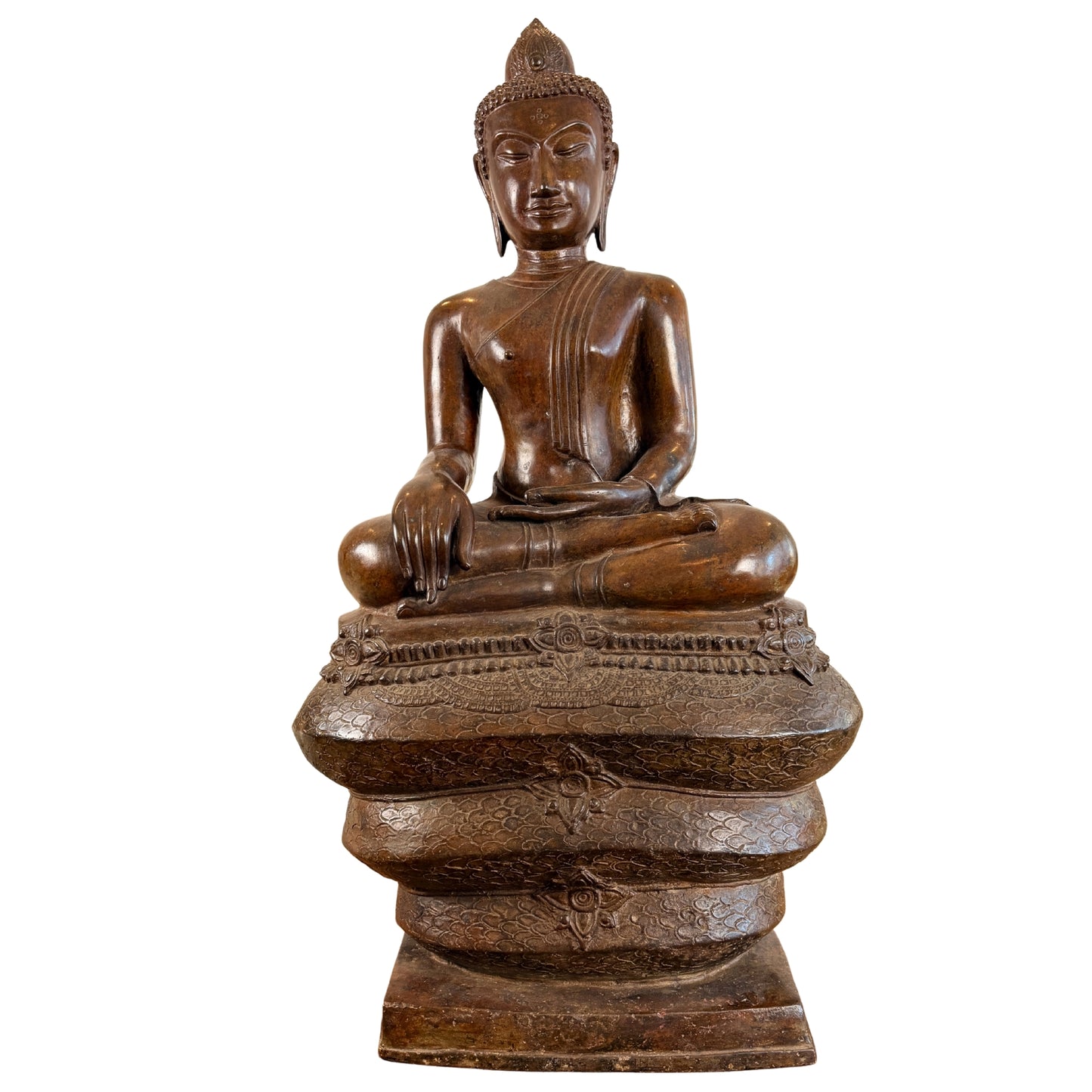 Frontalansicht des 122 cm hohen bronzenen Buddha Muchalinda in Bhumisparsha Mudra auf den gewundenen Naga-Schleifen, ohne den abnehmbaren Naga-Baldachin