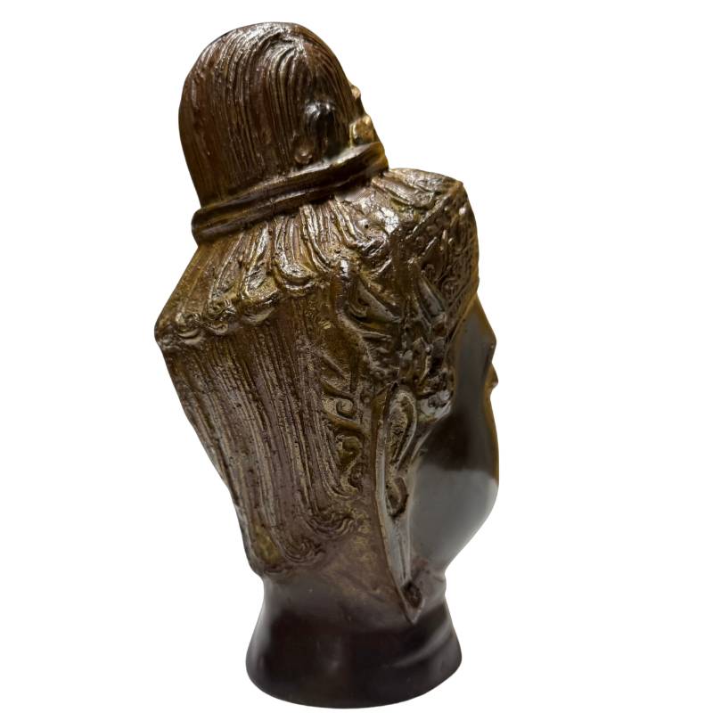Das bronzene Buddha-Gesicht als Symbol für innere Stille, Ruhe und klares Denken