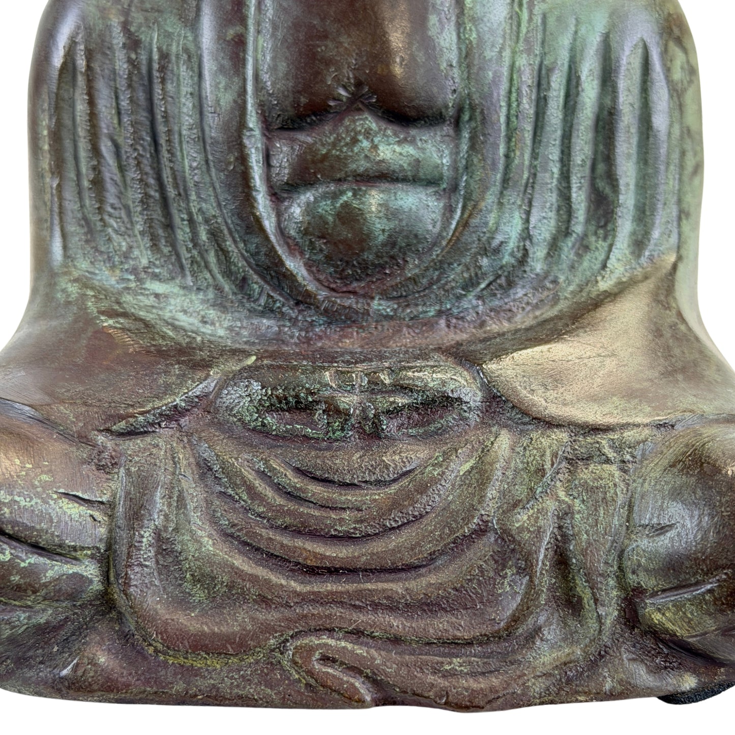 Dhyana-Handhaltung und gebogene Gewandfalten über dem Schoß