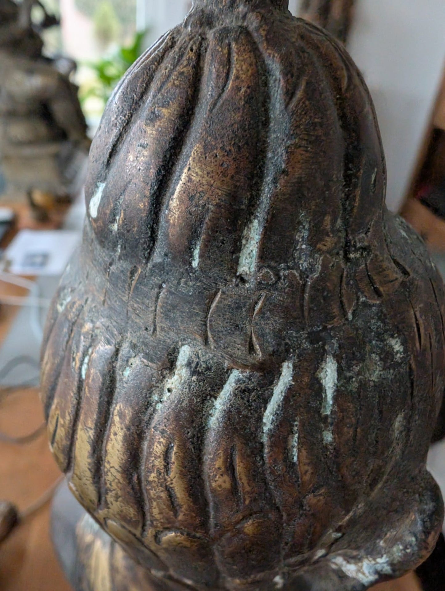 Himalaya-Buddha aus Bronze mit alter Patina und Oberflächenstruktur