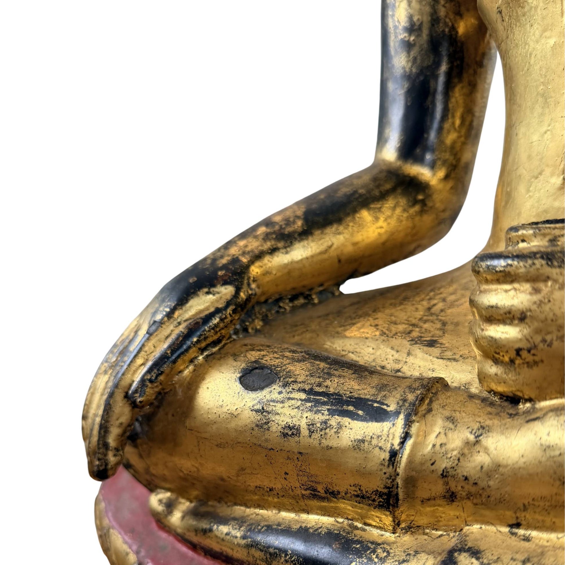 Bronzebuddha in meditativer Sitzhaltung mit Feuervergoldung, Gebrauchsspuren und Symbol für Frieden und innere Ausgeglichenheit.