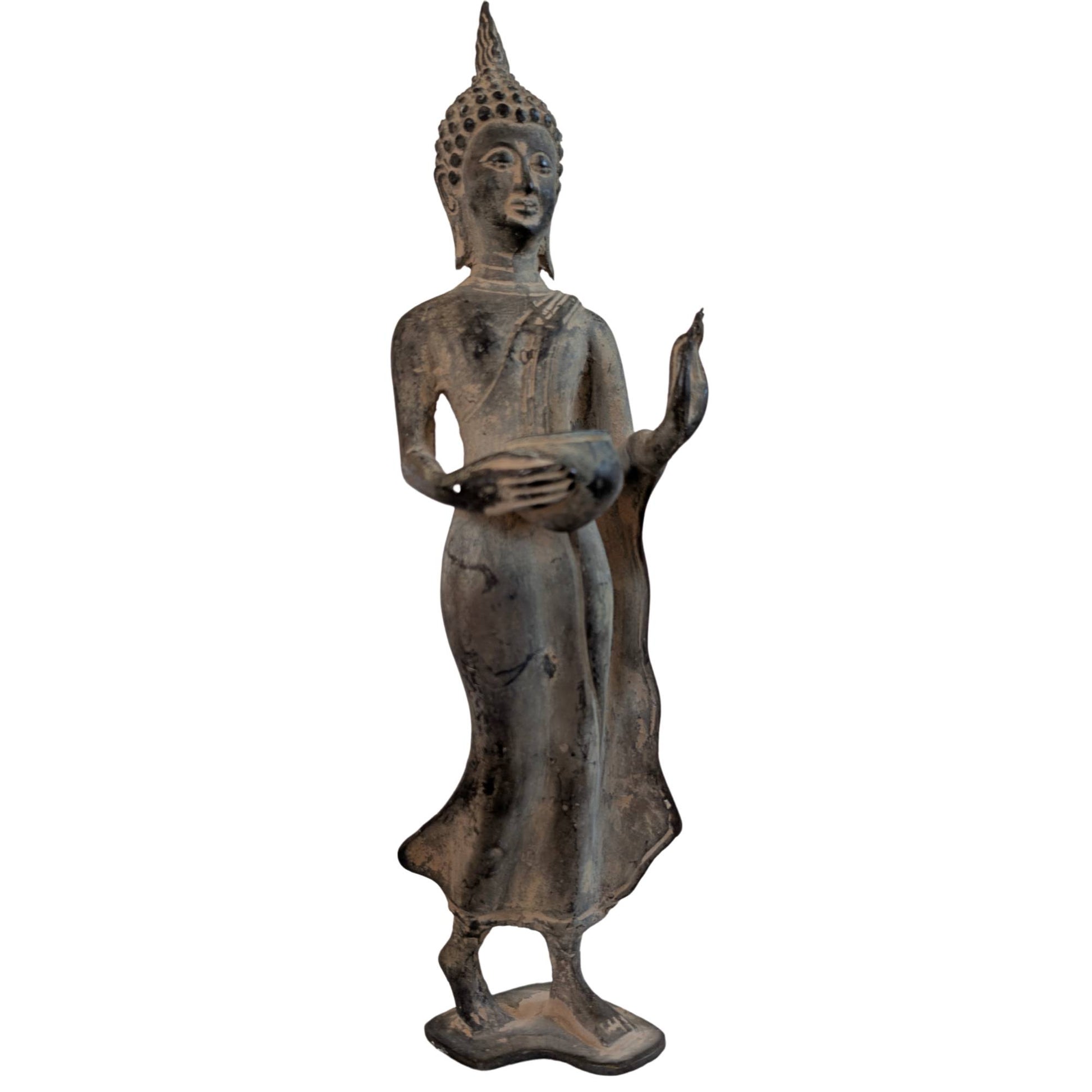Thailändischer Buddha aus Bronze in Pang Um Bat-Pose mit der linken Hand in Abhaya-Mudra.