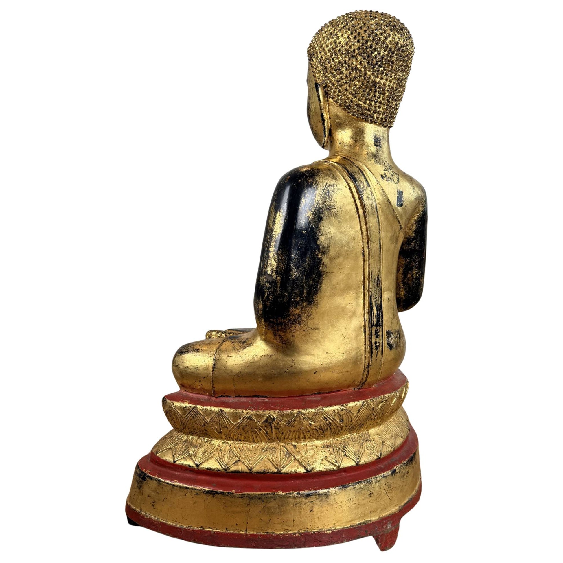Bronzebuddha mit Feuervergoldung, roten Lackakzenten, altersbedingten schwarzen Gebrauchsspuren und einem traditionellen spirituellen Erscheinungsbild