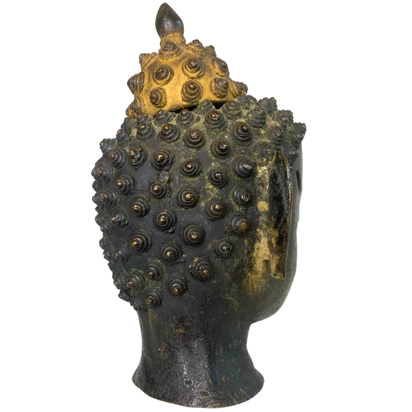 Rückansicht des Buddha-Kopfes mit Fokus auf die detaillierten Haarlocken.