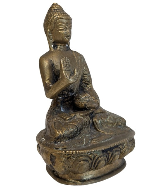 Bronzene Buddhastatue im Abhaya Mudra