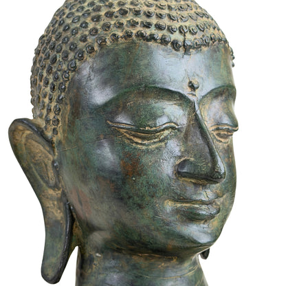 Detail der rechten Seite des Gesichts einer bronzenen Buddha-Statue aus Thailand.
