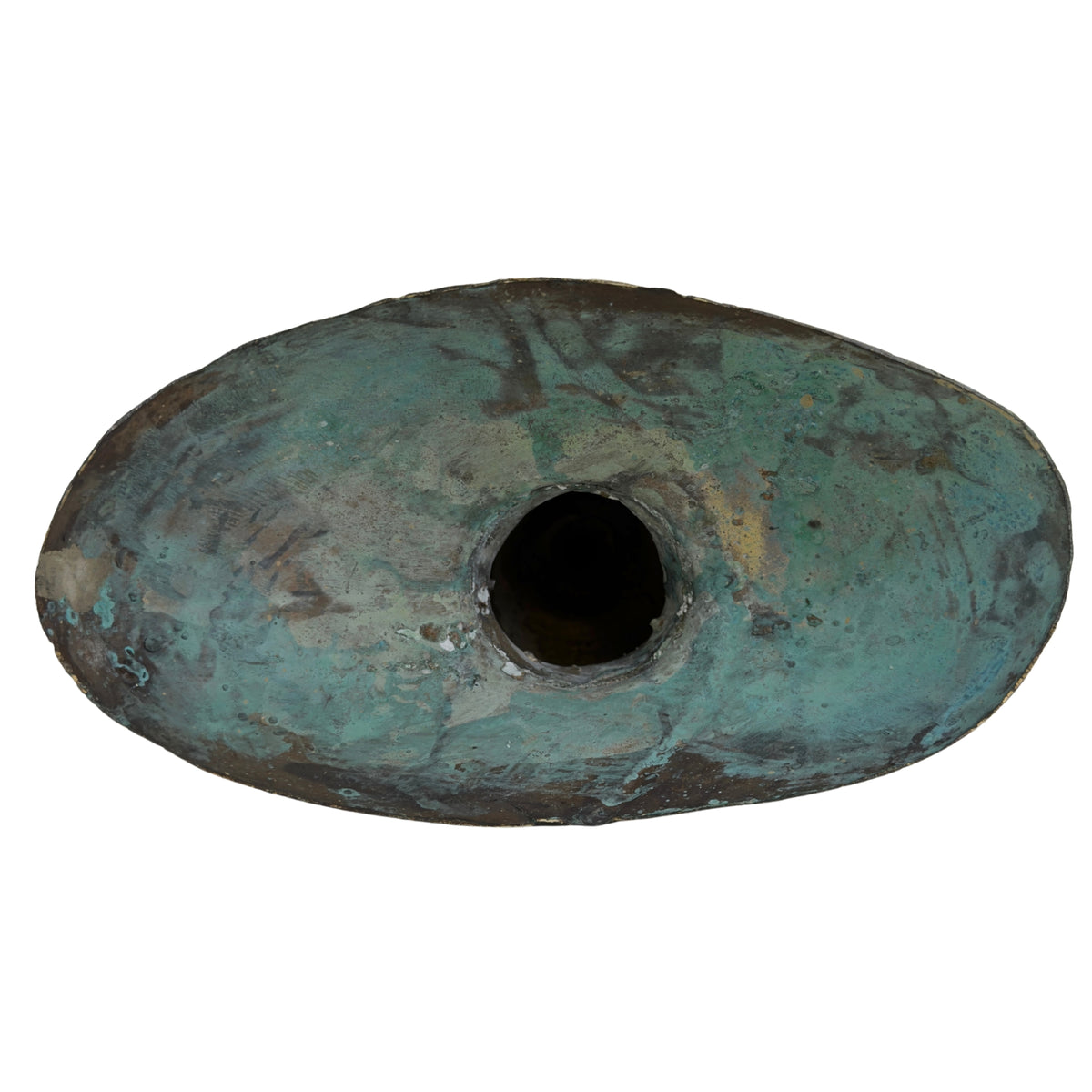 Unterseite einer bronzenen Buddha‑Statue aus Thailand mit offener Gussöffnung und natürlicher Oxidation.