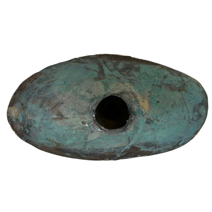 Unterseite einer bronzenen Buddha‑Statue aus Thailand mit offener Gussöffnung und natürlicher Oxidation.