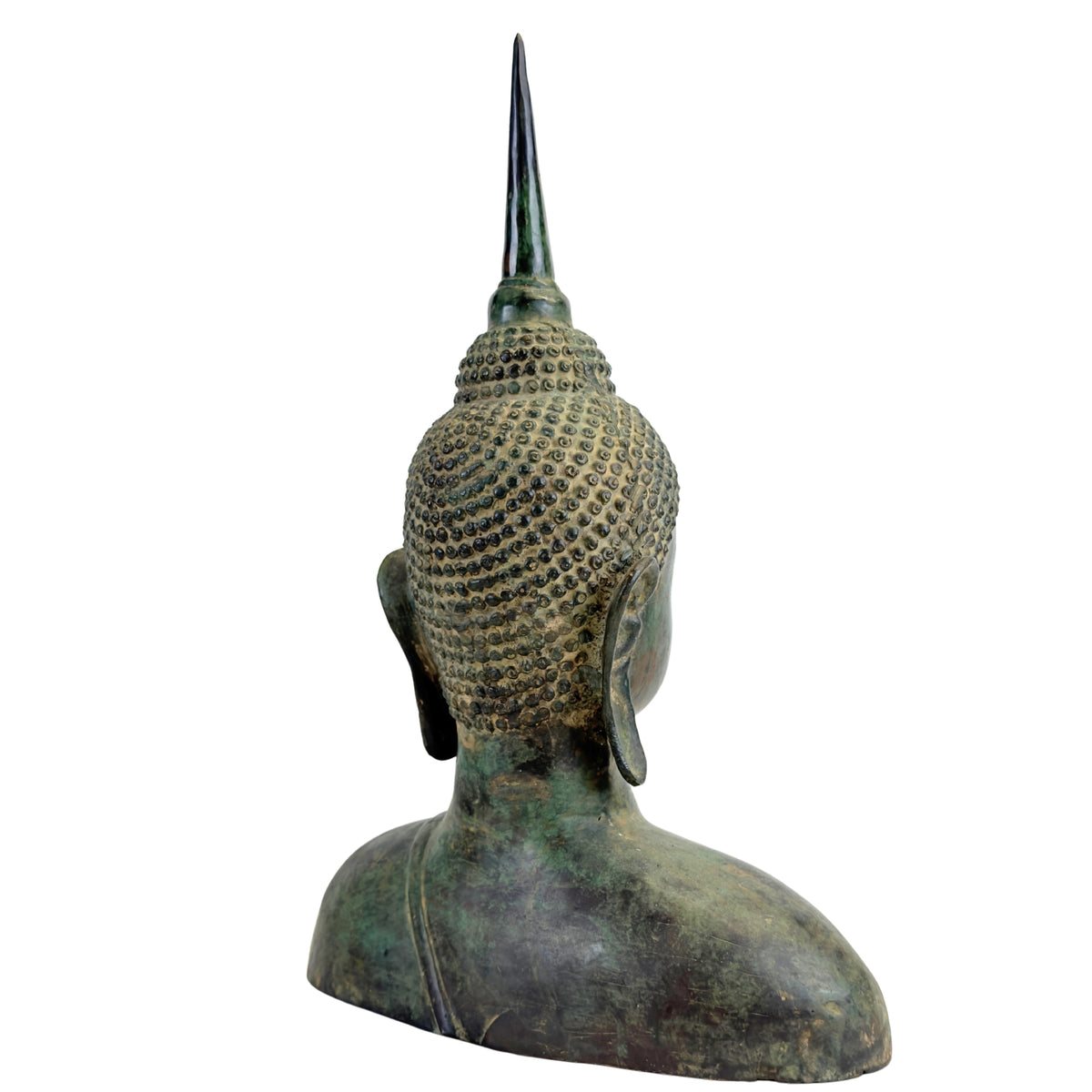 Rückseite einer bronzenen Buddha‑Statue aus Thailand im Sukhothai‑Stil.