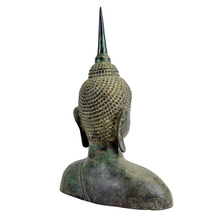 Rückseite einer bronzenen Buddha‑Statue aus Thailand im Sukhothai‑Stil.