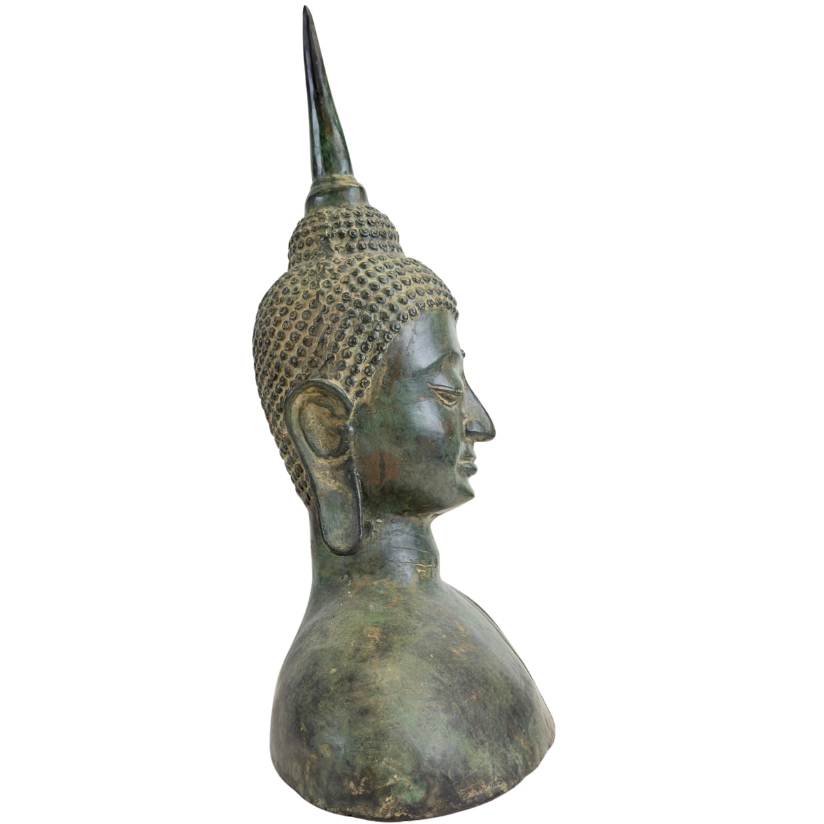 Linkes Profil einer bronzenen Buddha‑Statue aus Thailand im Sukhothai‑Stil.