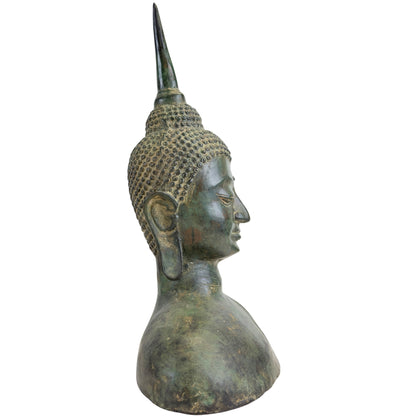 Linkes Profil einer bronzenen Buddha‑Statue aus Thailand im Sukhothai‑Stil.