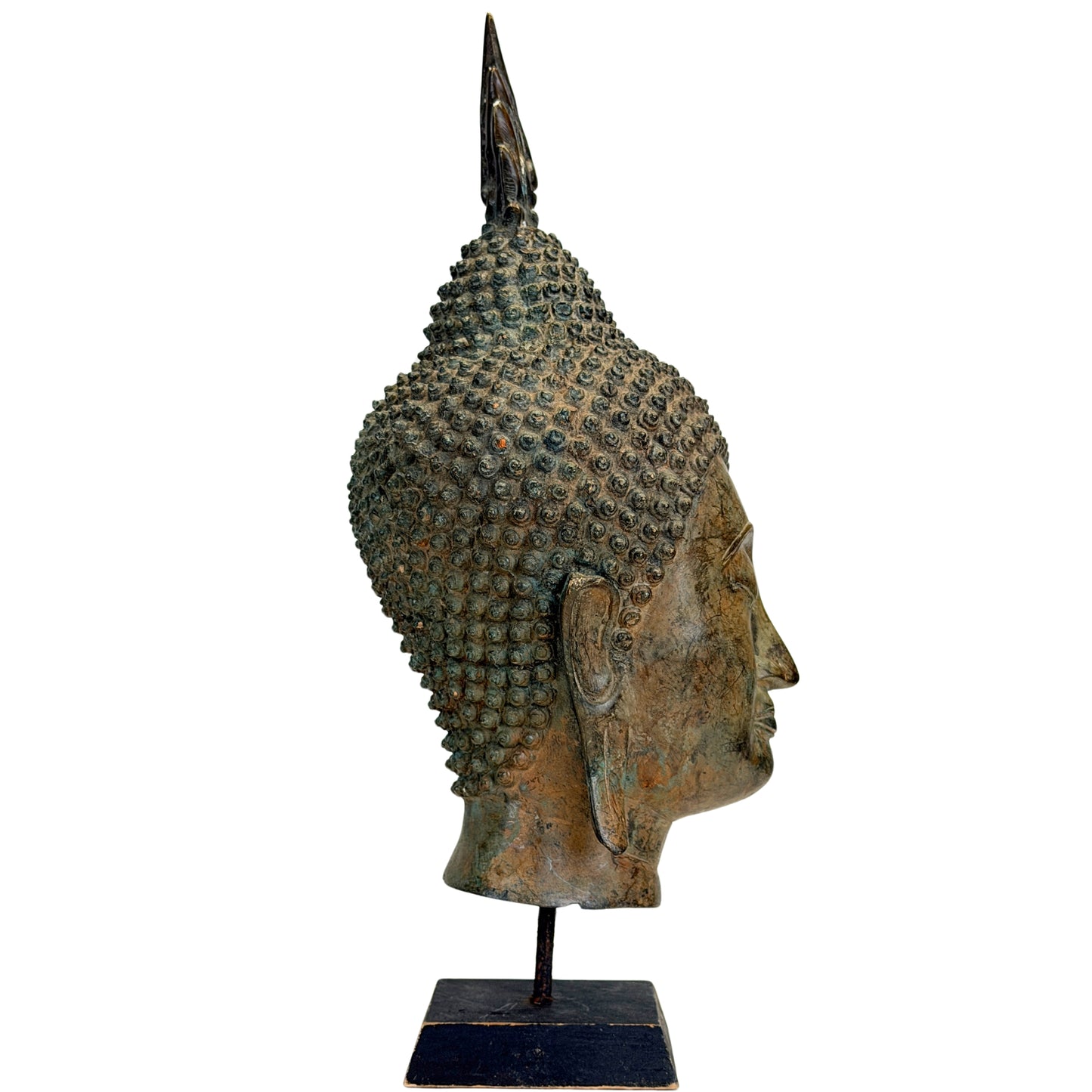 Bronzener Buddha‑Kopf aus Thailand mit langen Ohrläppchen und ruhiger Ausstrahlung