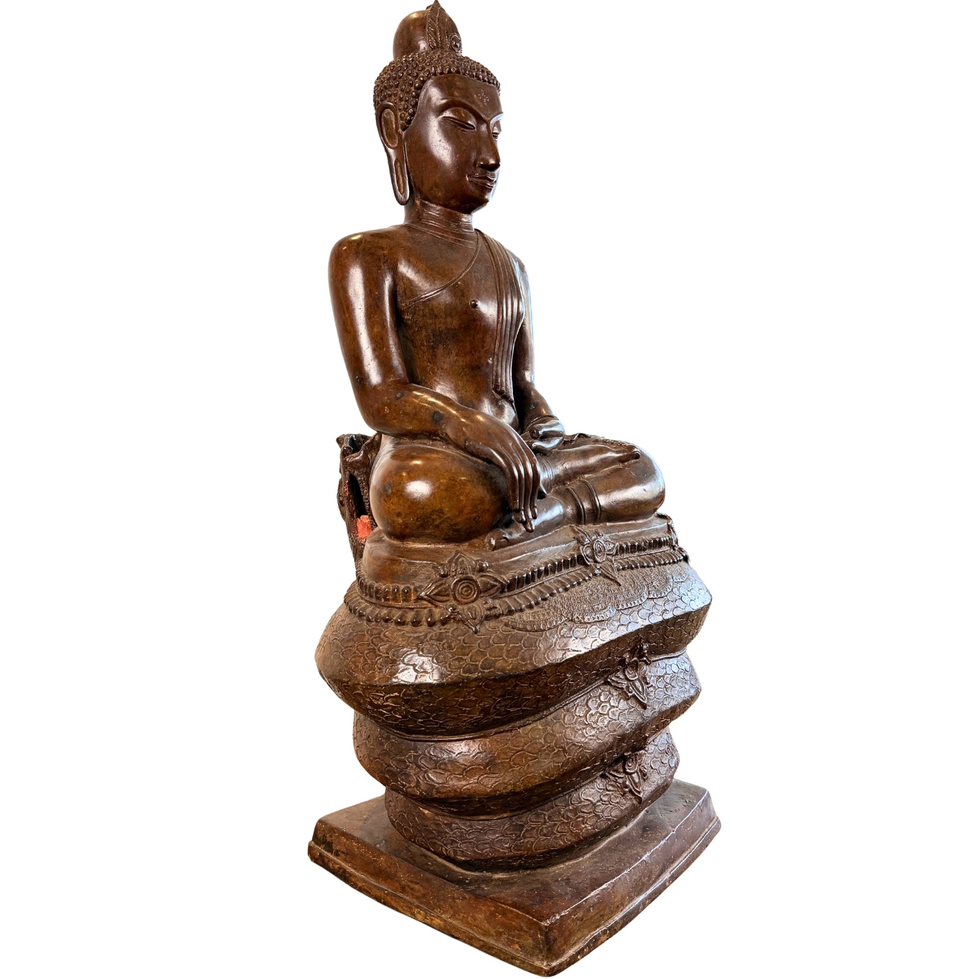 Dreiviertelansicht des monumentalen bronzenen Buddha Muchalinda ohne den abnehmbaren Naga-Baldachin