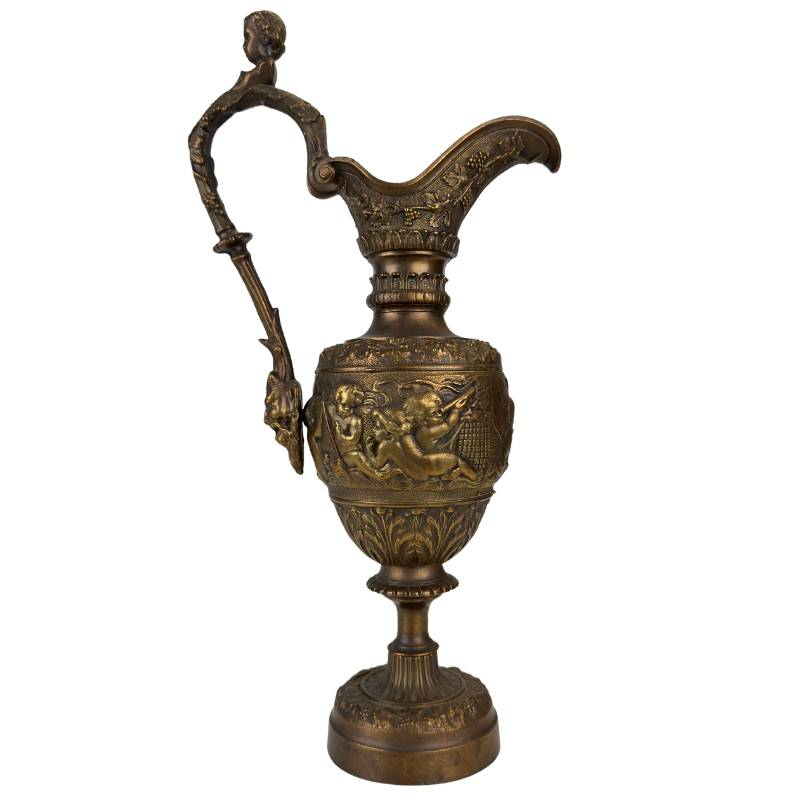 Detail einer Bronzekanne mit Puttenrelief und tiefer Patina