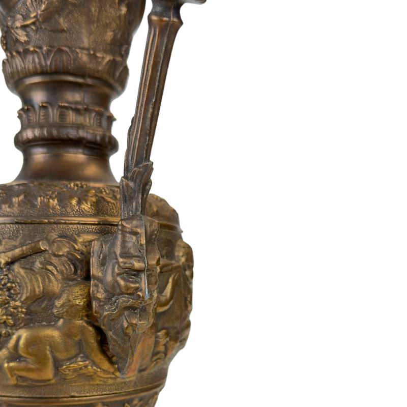 Bronzekanne mit warmer Patina und klassischem Design