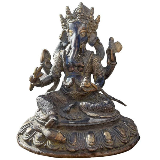 Detailreiche Bronzestatue von Ganesha, 20 cm hoch, auf einem Lotusthron, Vorderansicht.