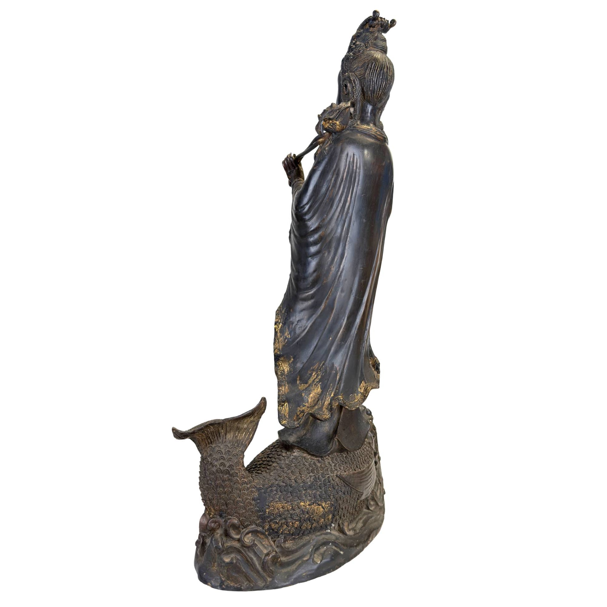 64 cm große Guanyin-Statue aus Bronze auf einem Drachenfischsockel mit starker spiritueller Ausstrahlung