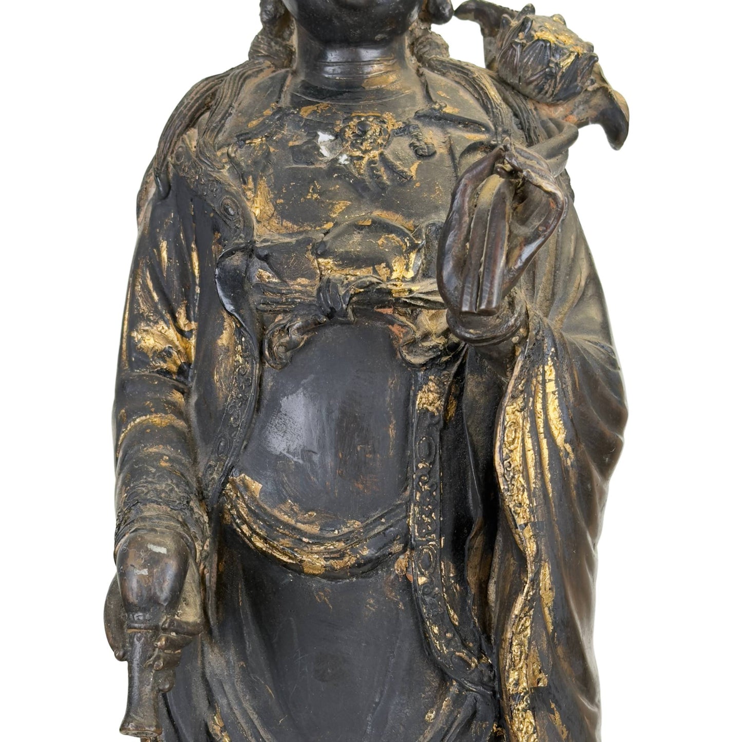 Bronzene Guanyin-Statue auf einem Drachenfisch mit alter, dunkler Patina und kraftvollem ostasiatischem Erscheinungsbild.