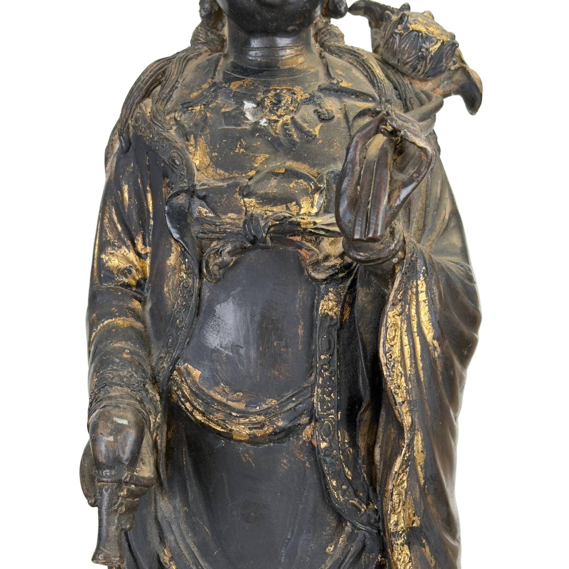Bronzene Guanyin-Statue auf einem Drachenfisch mit alter, dunkler Patina und kraftvollem ostasiatischem Erscheinungsbild.
