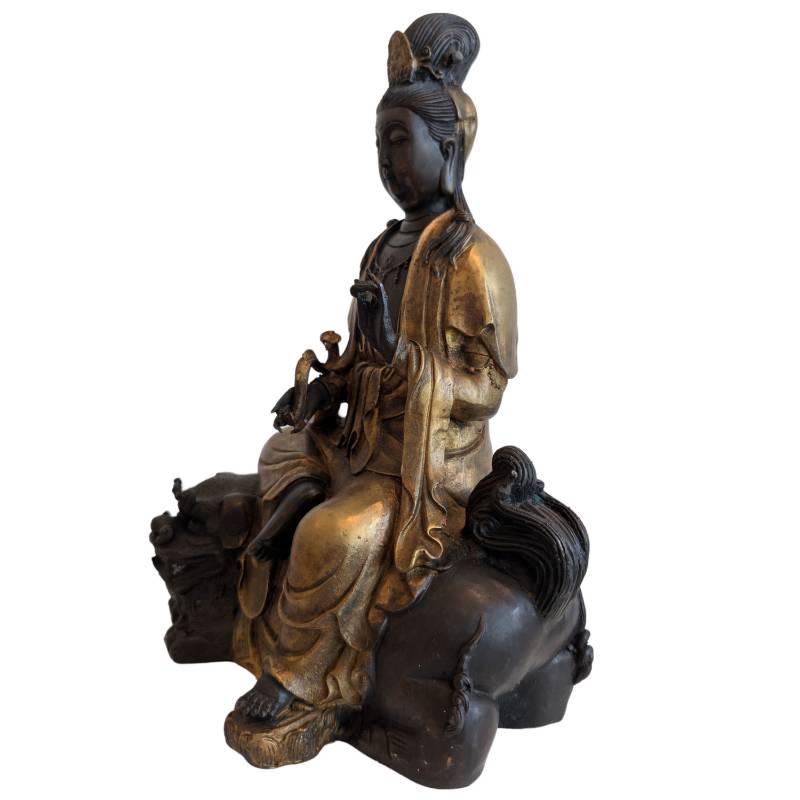 Bronzene Guanyin auf einem Löwen aus China