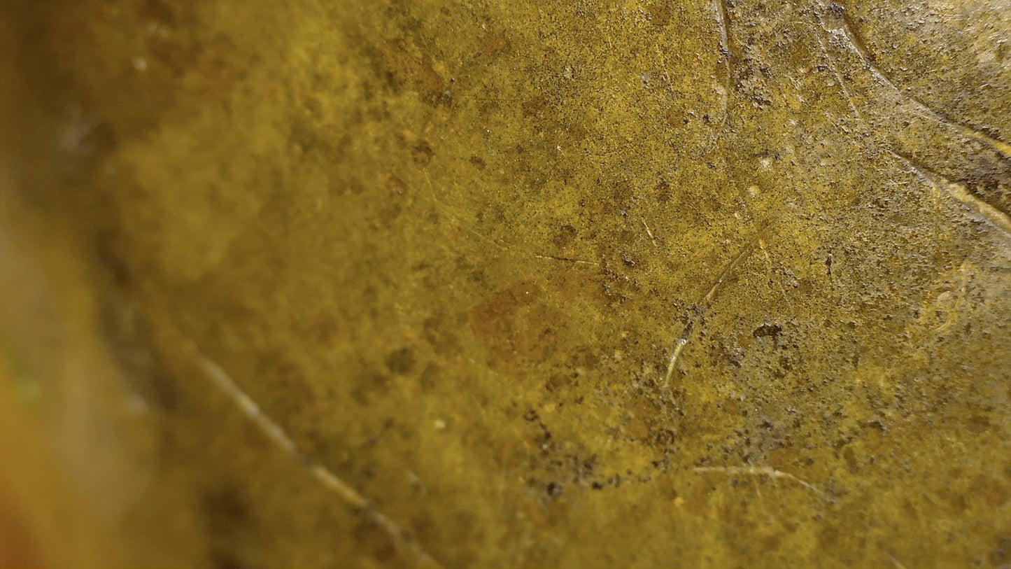 Microscoopdetail van natuurlijke oxidatie op een 18e-eeuwse bronzen huqqa