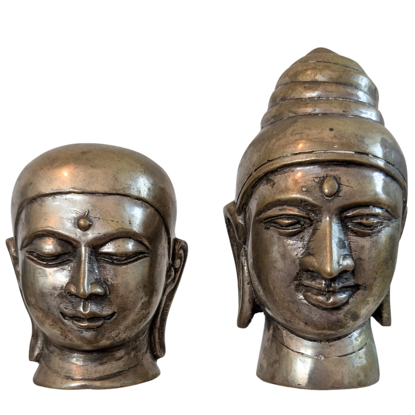 Zwei Bronzeköpfe eines Buddha und eines Mönchs, Vorderansicht.