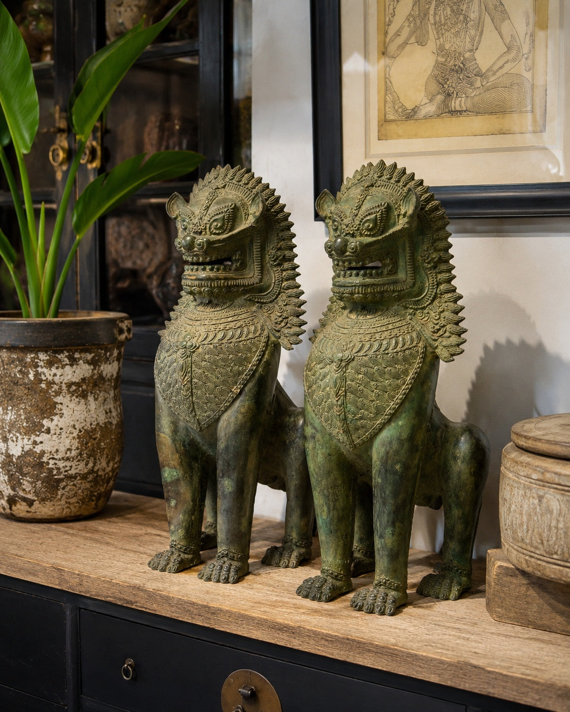 Historische Bronzelöwenstatuen als mächtige Hauswächter und spirituelle Objekte