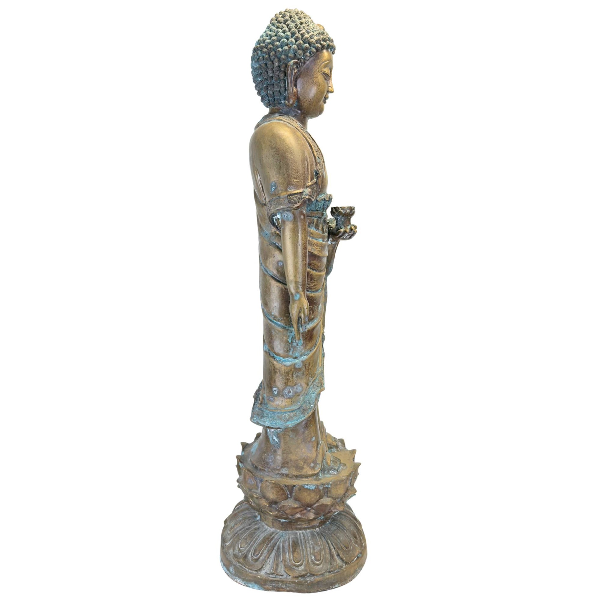 Rechte Seite eines chinesischen Medizinbuddhas aus Bronze auf einem doppelten Lotusthron.