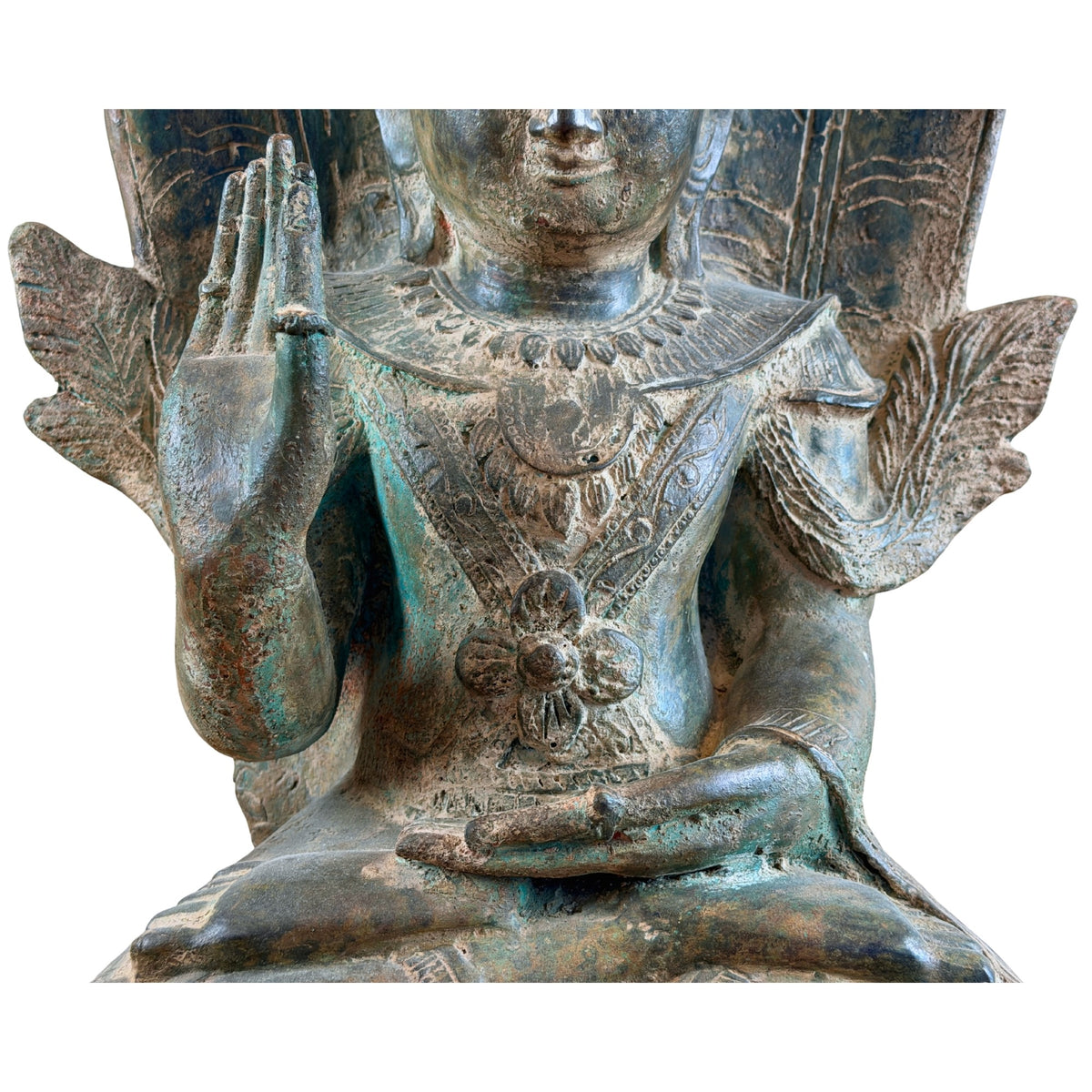 Detail der Brustornamentik und Handhaltungen des Bronze-Mucalinda-Buddhas
