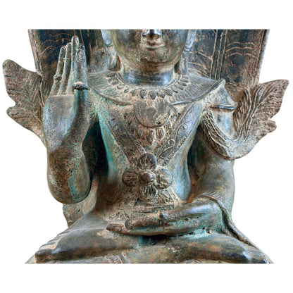 Detail der Brustornamentik und Handhaltungen des Bronze-Mucalinda-Buddhas