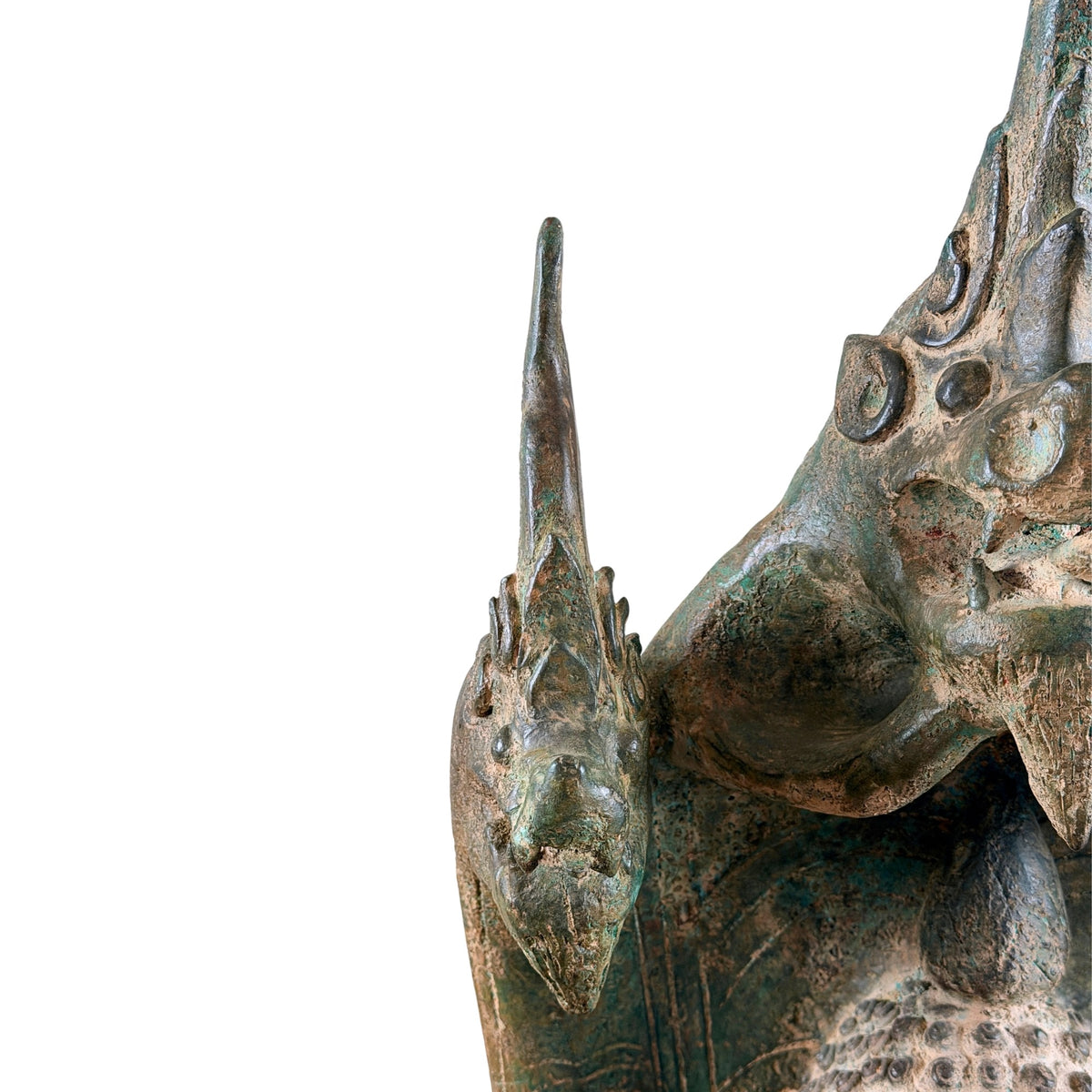 Detail des linken Naga-Kopfes und der gravierten Haube hinter dem Buddha