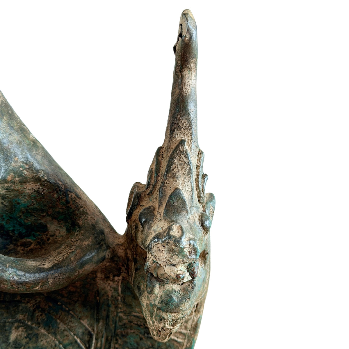 Detail des rechten Naga-Kopfes und der gravierten Haube hinter dem Buddha