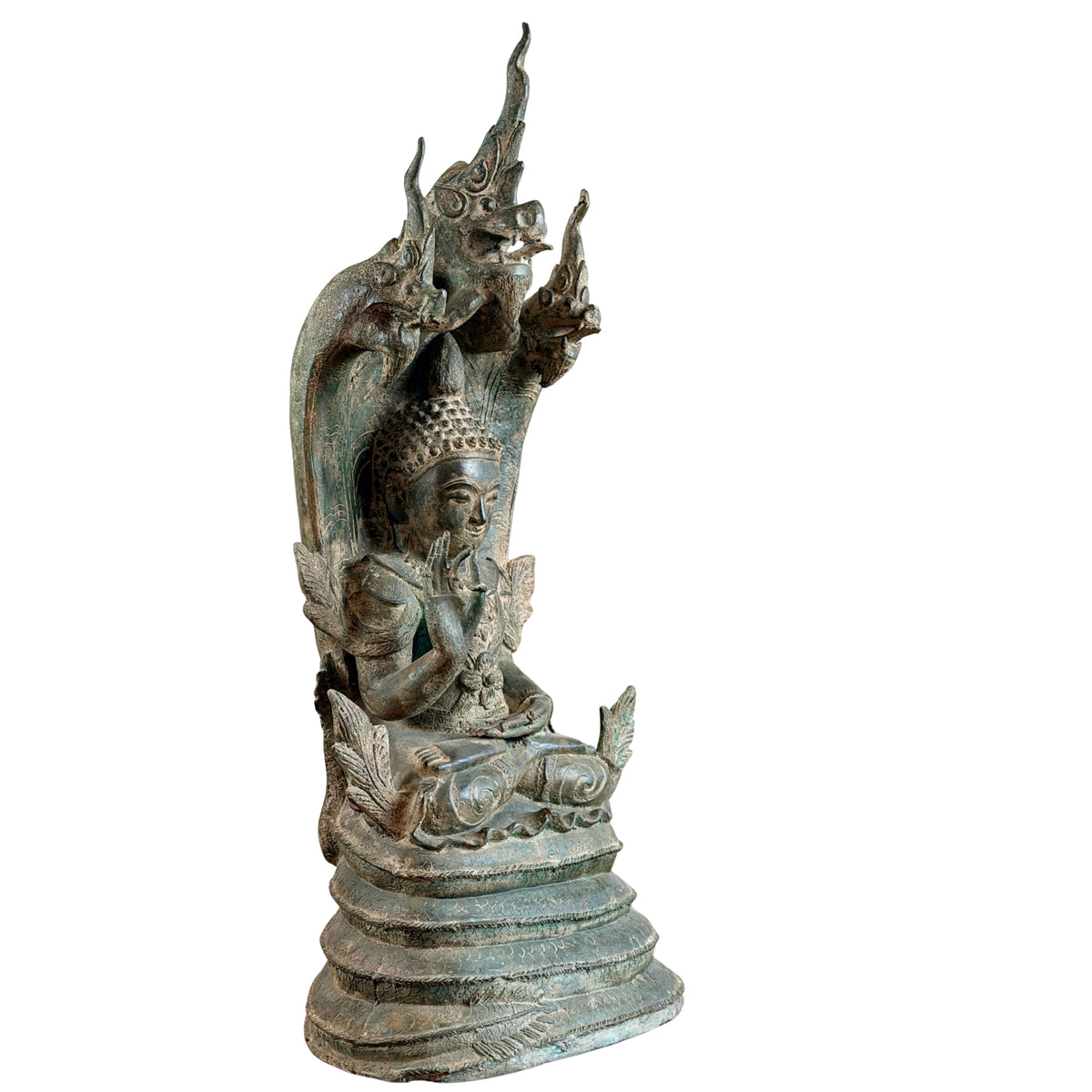 Dreiviertelansicht des monumentalen Bronze-Mucalinda-Naga-Buddhas