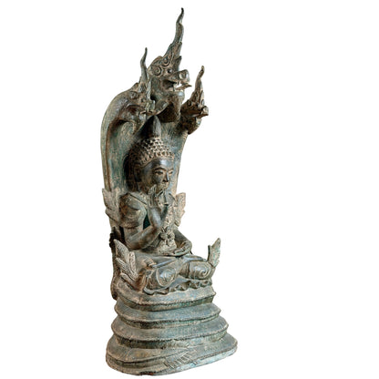 Dreiviertelansicht des monumentalen Bronze-Mucalinda-Naga-Buddhas