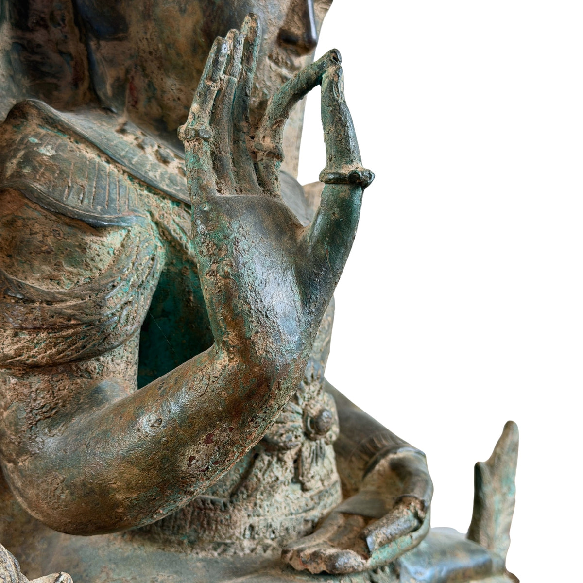 Detail der erhobenen rechten Hand in Vitarka-Mudra und der linken Hand im Schoß