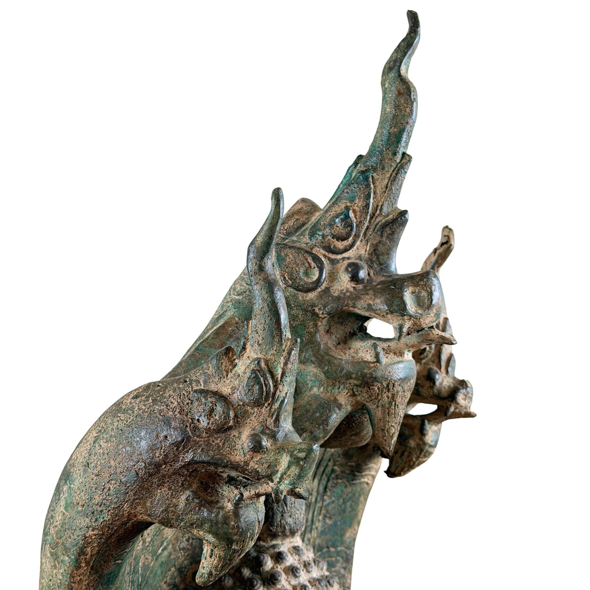 Seitenansicht der drei langgestreckten Naga-Köpfe über dem Buddha