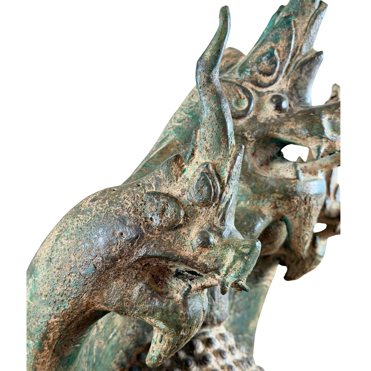 Detail eines vorderen Naga-Kopfes mit offenem Maul, Hornform und alter Patina
