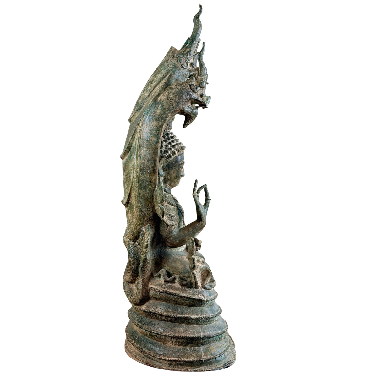 Vollständige Seitenansicht des Bronze-Mucalinda-Naga-Buddhas mit gewundener Schlangenbasis