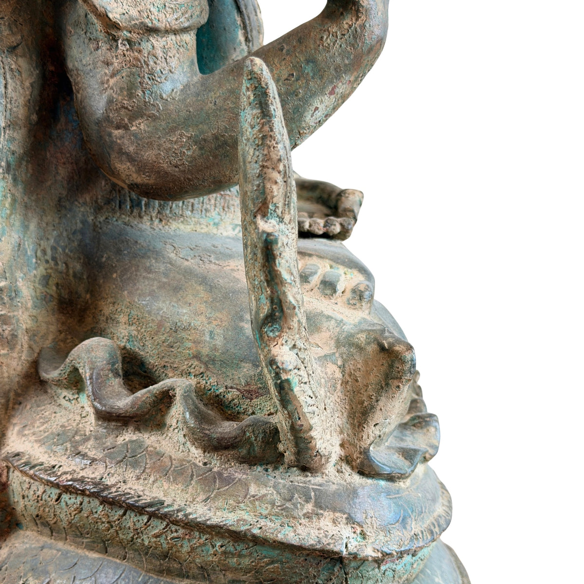 Detail des Seitenornaments und des mehrlagig gewundenen Naga-Sockels